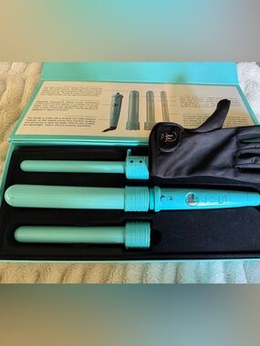 Leyla Milani  triple threat
Curling Wand Set